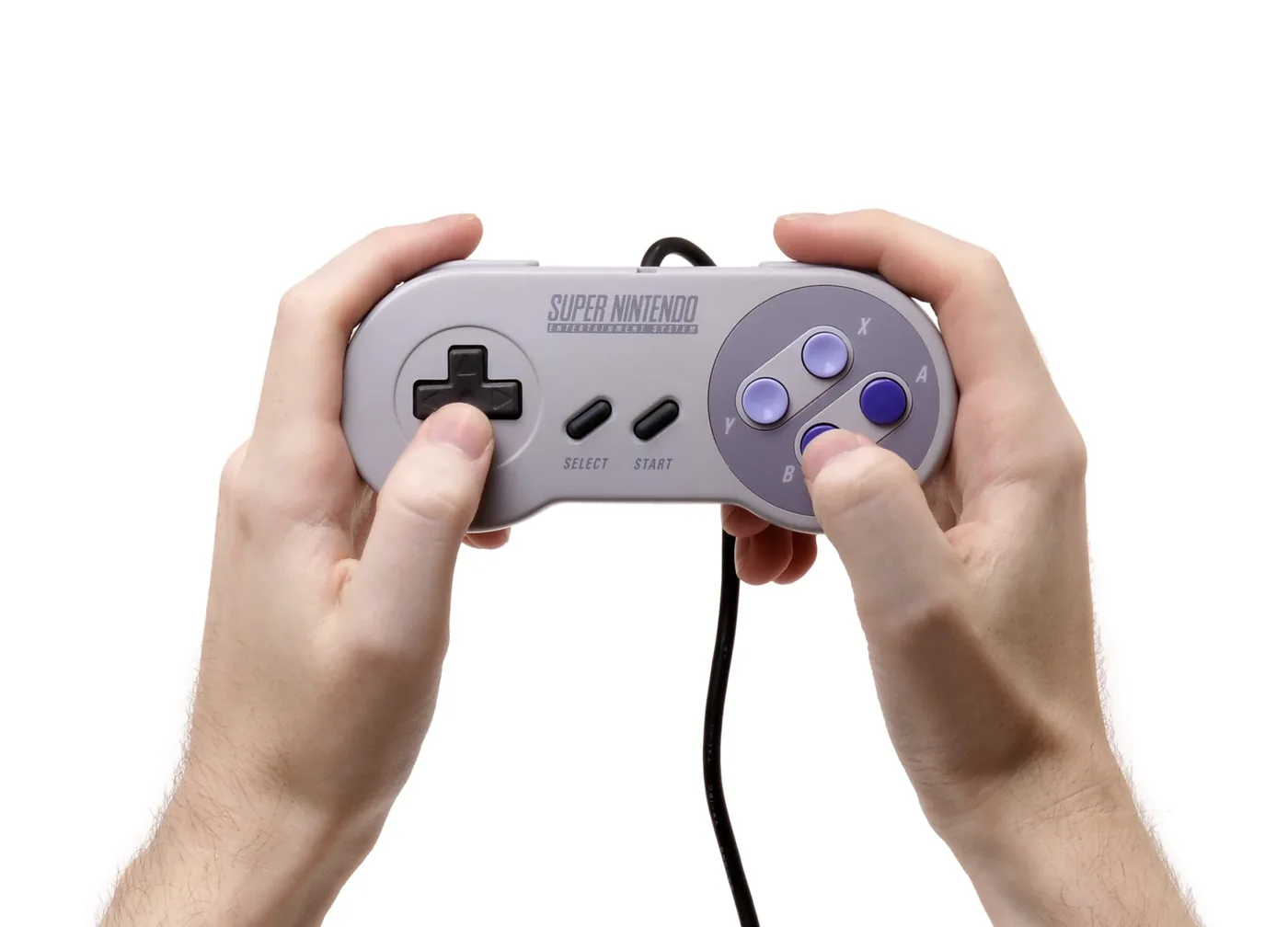 Une manette nord-américaine de Super Nintendo tenue dans deux mains.