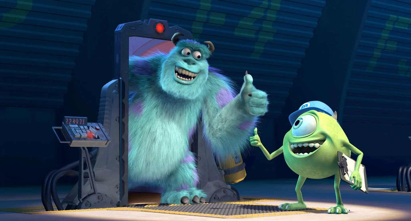 Sulley et Mike devant une porte de la fabrique de Monstropolis, dans Monstres & Cie.