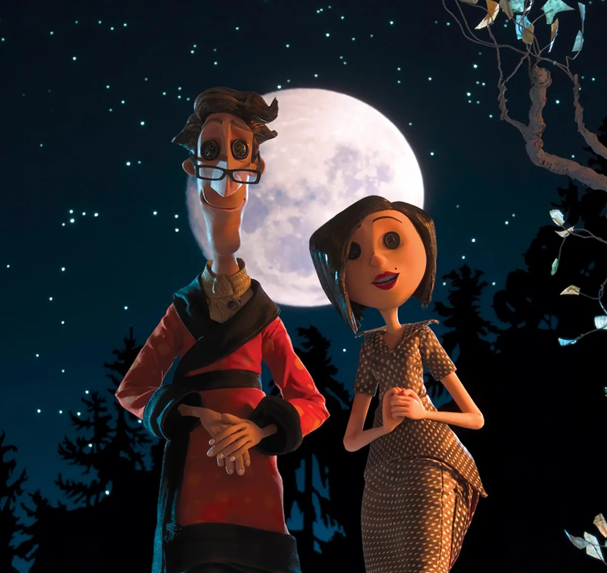 Les autres parents de Coraline, aux yeux de boutons, devant la lune du jardin de l’Autre Monde.